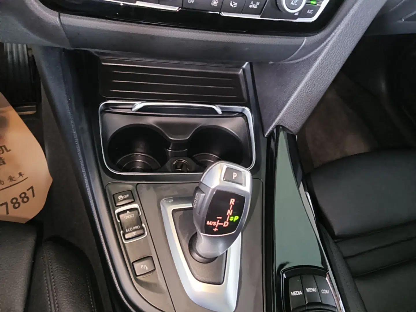BMW 3 Series GT 2018 320i Sport Edition — миниатюра 16