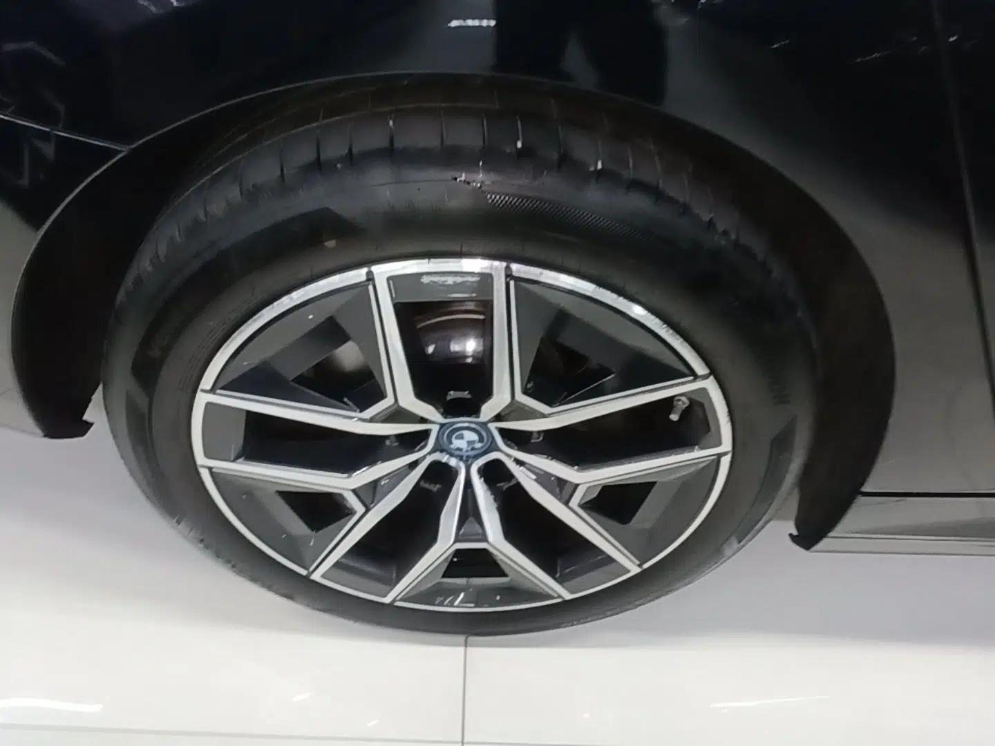 BMW i5 2024 eDrive 35L M Sport Package — миниатюра 11