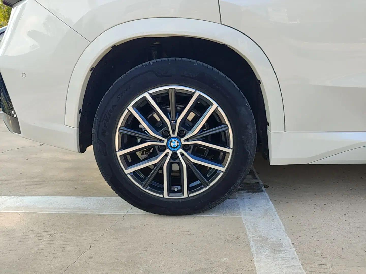 BMW iX1 2023 eDrive25L M Sport Package — миниатюра 11