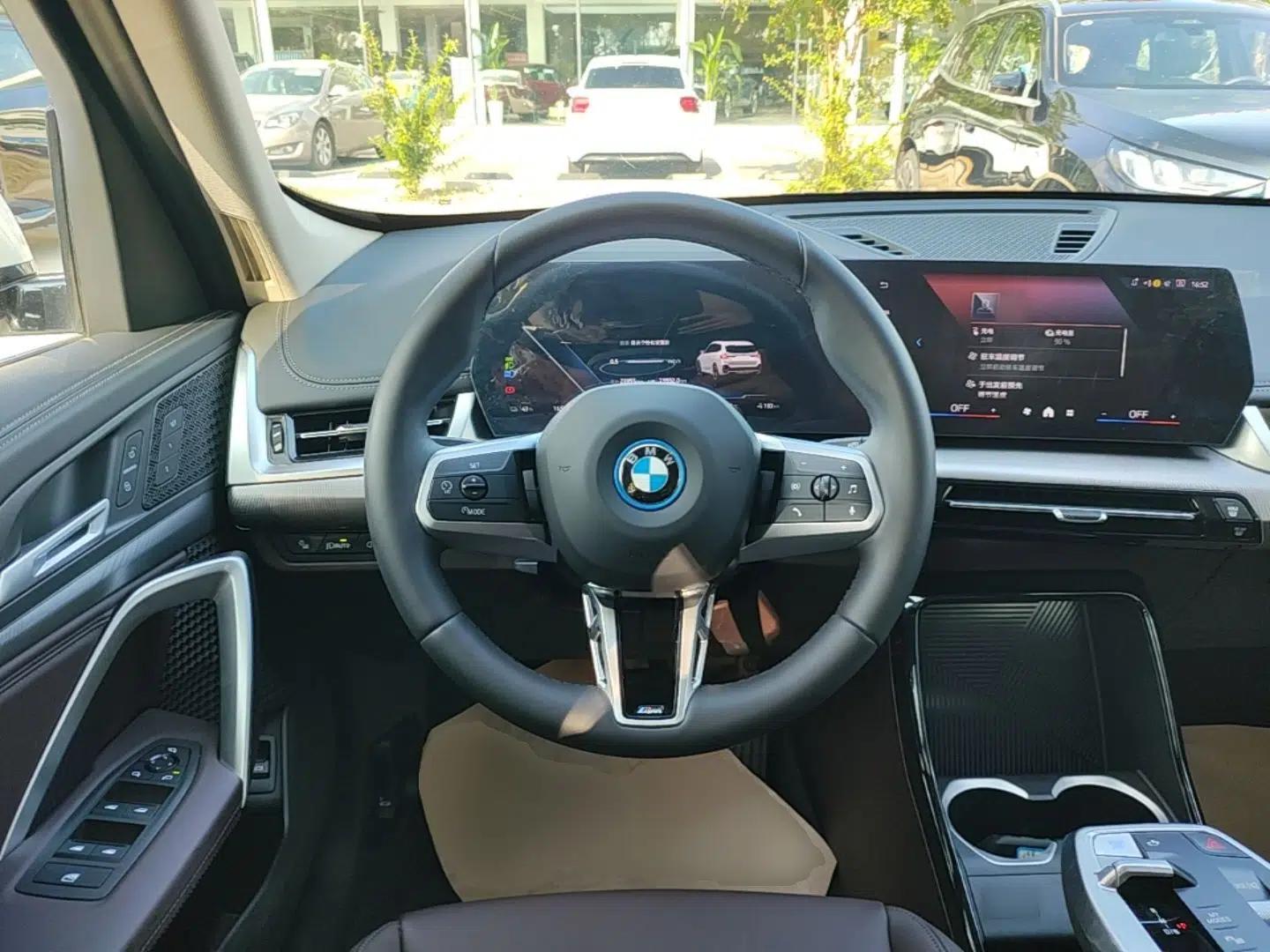 BMW iX1 2023 eDrive25L M Sport Package — миниатюра 13