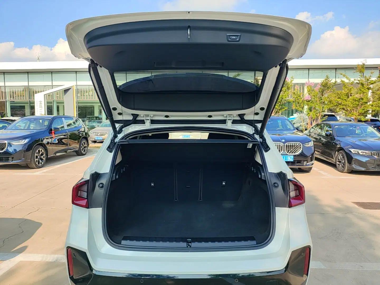 BMW iX1 2023 eDrive25L M Sport Package — миниатюра 22