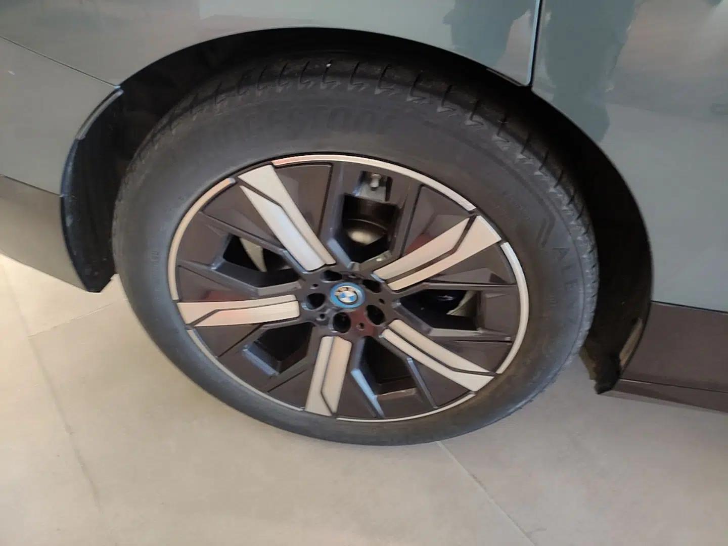 BMW iX 2023 Updated xDrive50 — миниатюра 11