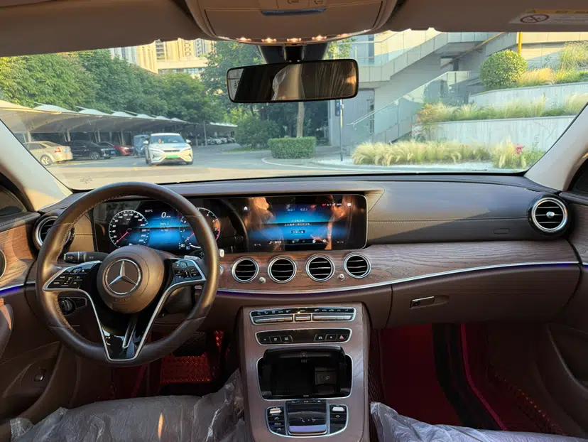 Mercedes-Benz E-Class 2022 Second Facelift E 300 L Fashion Edition — миниатюра 15
