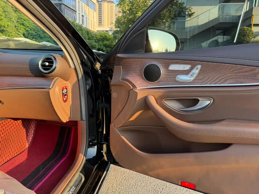 Mercedes-Benz E-Class 2022 Second Facelift E 300 L Fashion Edition — миниатюра 21