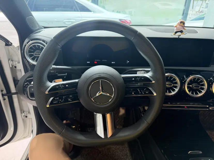 Mercedes-Benz A-Class 2023 A 200 L Fashion Model — миниатюра 7