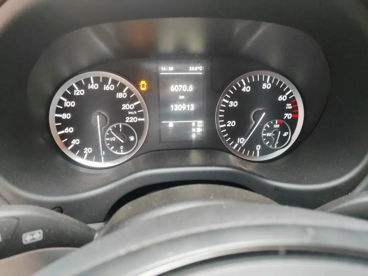 Mercedes-Benz Vito 2018 2.0T Business Version China V Emission Standard — миниатюра 11