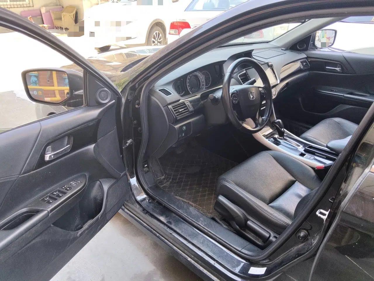 Honda Accord 2016 2.0L Elite Edition — миниатюра 16