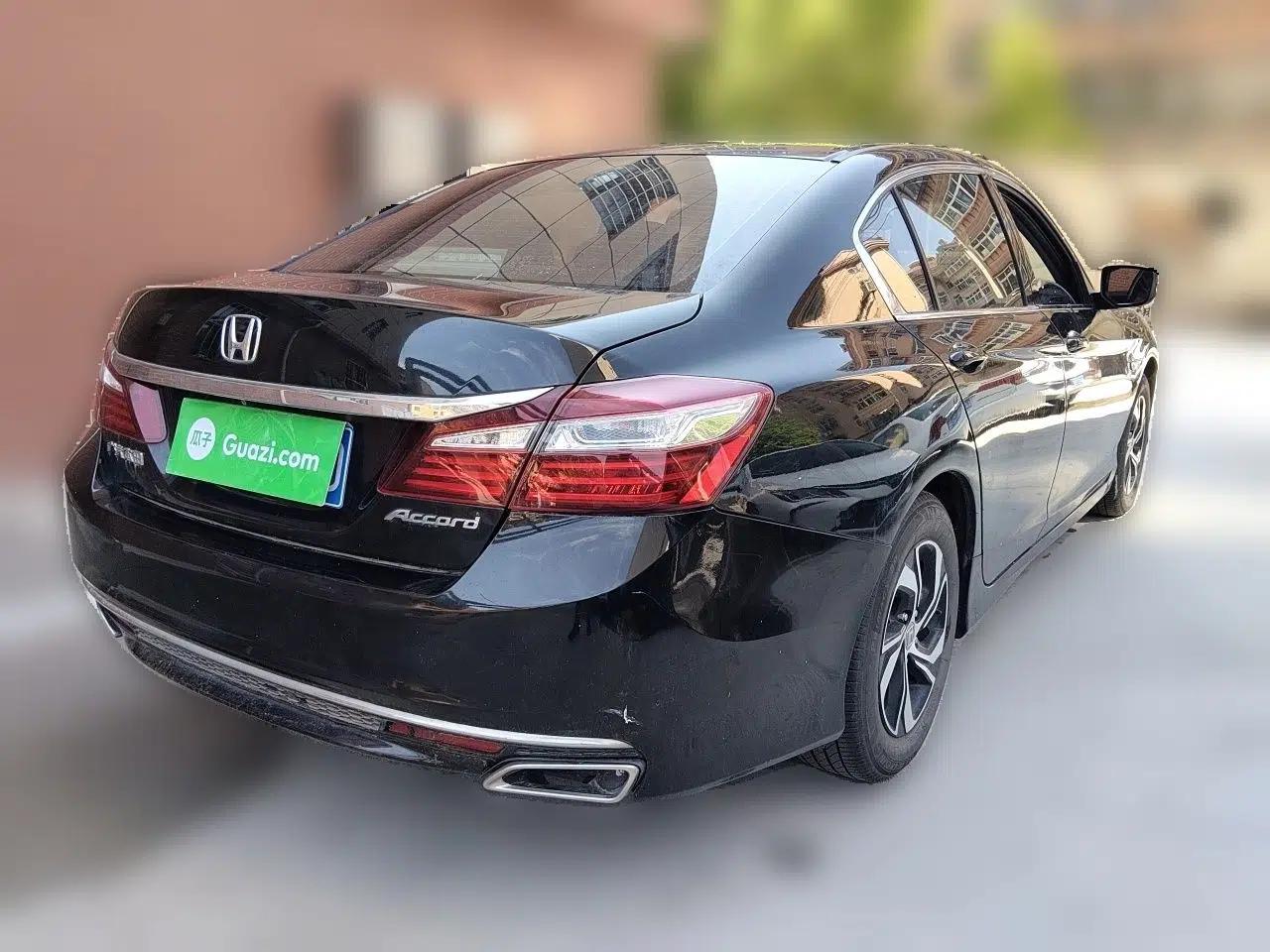 Honda Accord 2016 2.0L Elite Edition — миниатюра 6