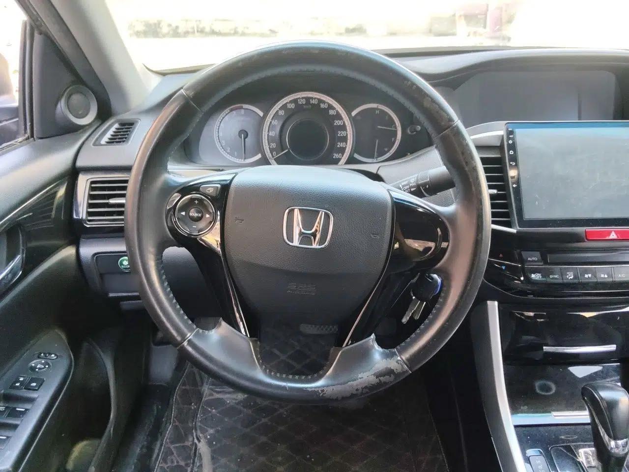 Honda Accord 2016 2.0L Elite Edition — миниатюра 10
