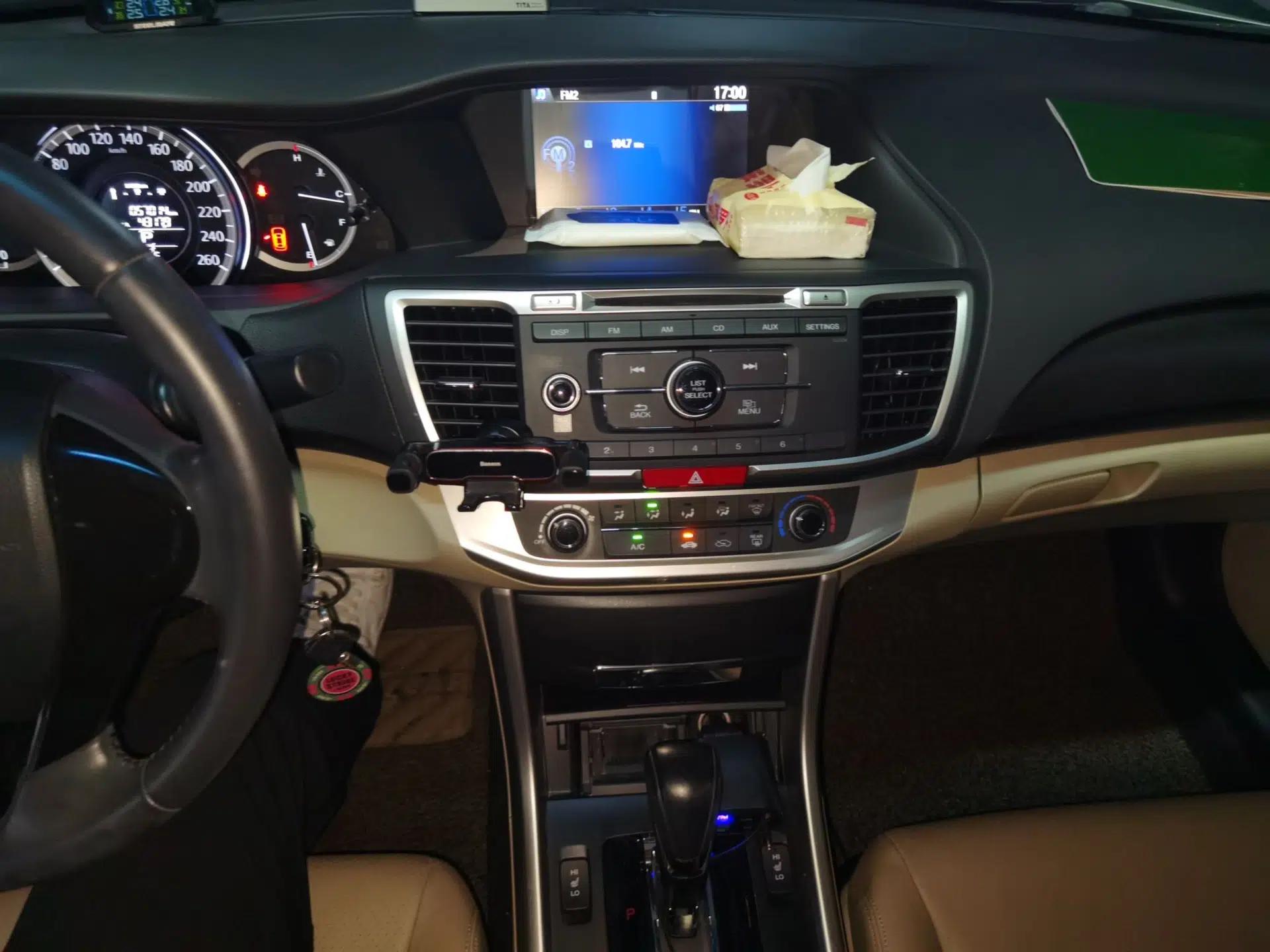 Honda Accord 2015 2.0L LXS Elite Edition — миниатюра 13