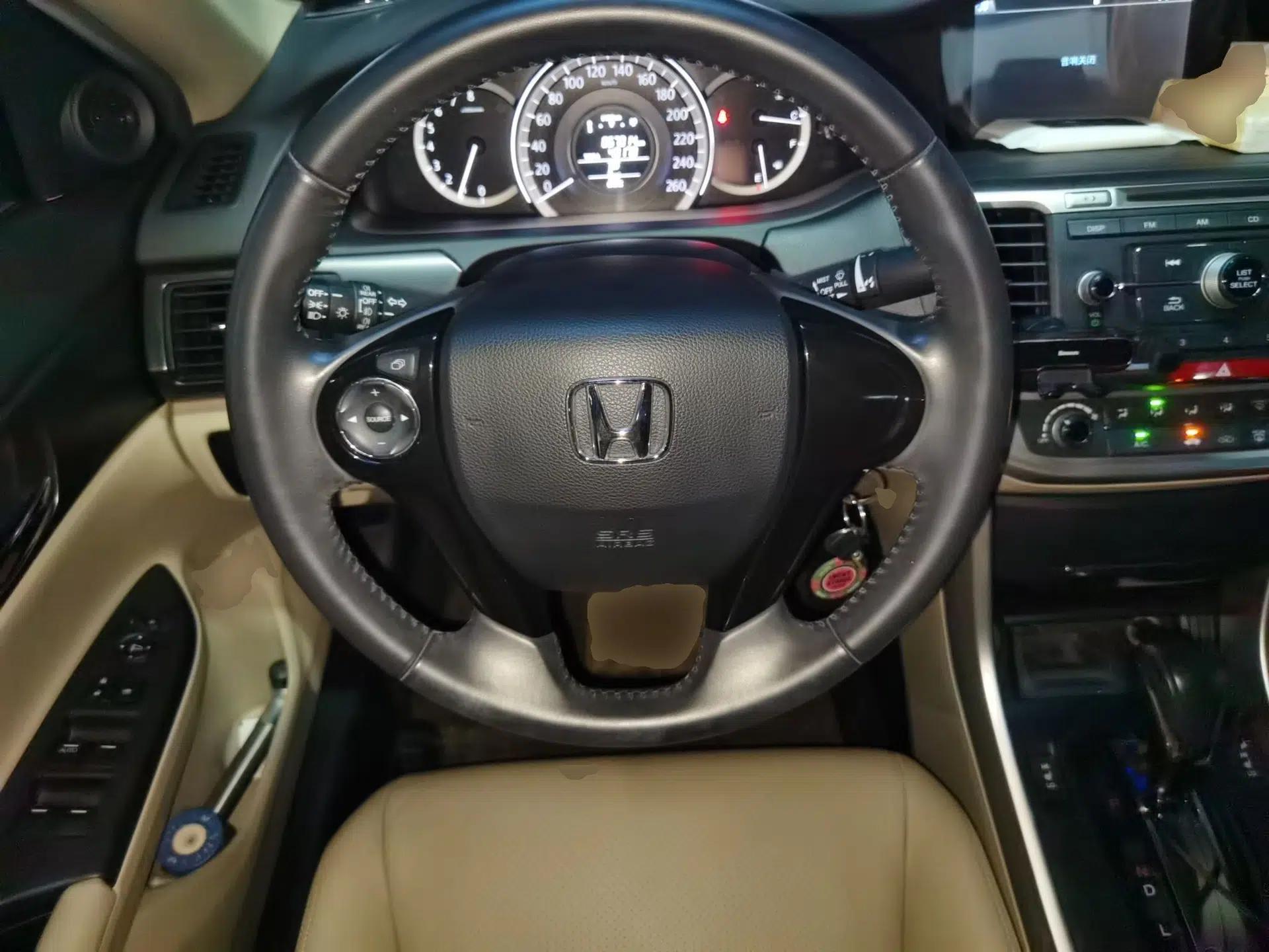 Honda Accord 2015 2.0L LXS Elite Edition — миниатюра 10