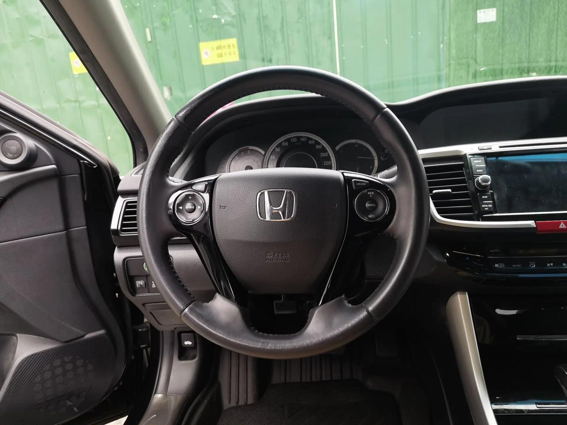Honda Accord 2016 2.0L Elite Edition — миниатюра 10