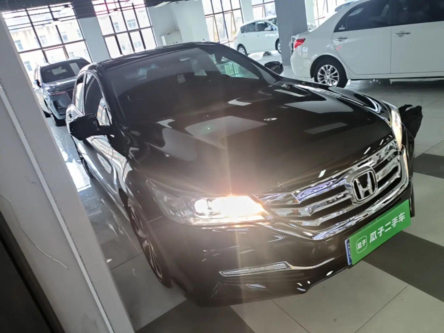 Honda Accord 2015 3.0L VTI Prestige Edition — миниатюра 3