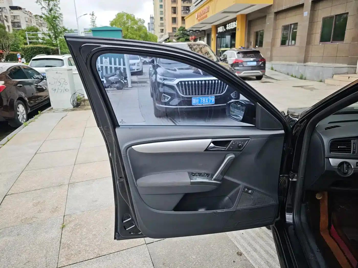 2013 Volkswagen Lavida Classic Facelift 1.6L Automatic Fashion Edition — миниатюра 13