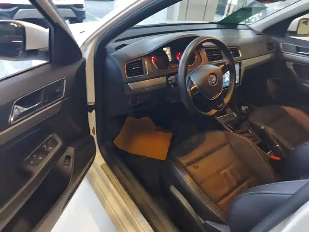 2015 Volkswagen Lavida 1.6L Manual Comfort Edition — миниатюра 16