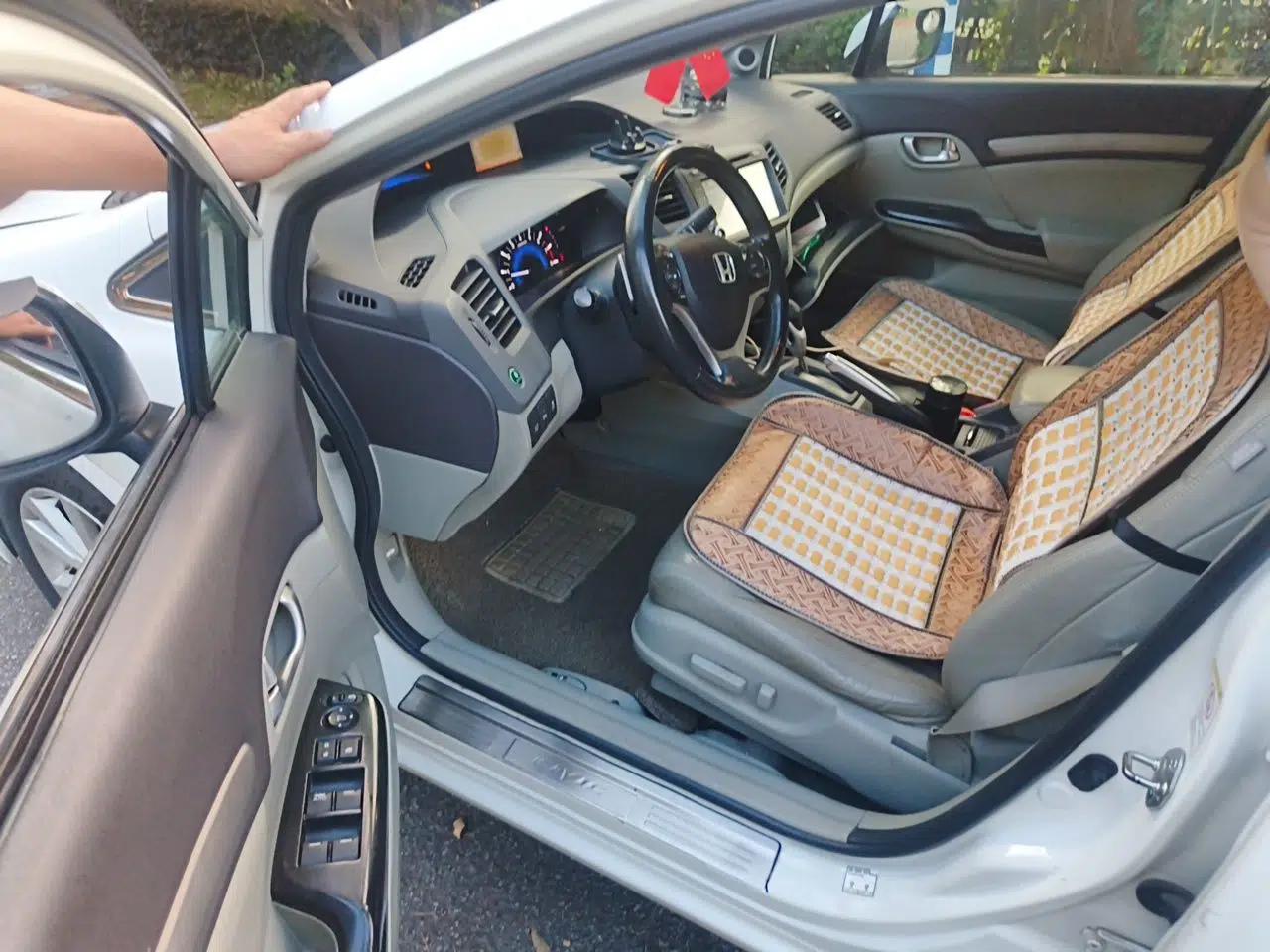 Honda Civic 2012 1.8L automatic luxury edition — миниатюра 16
