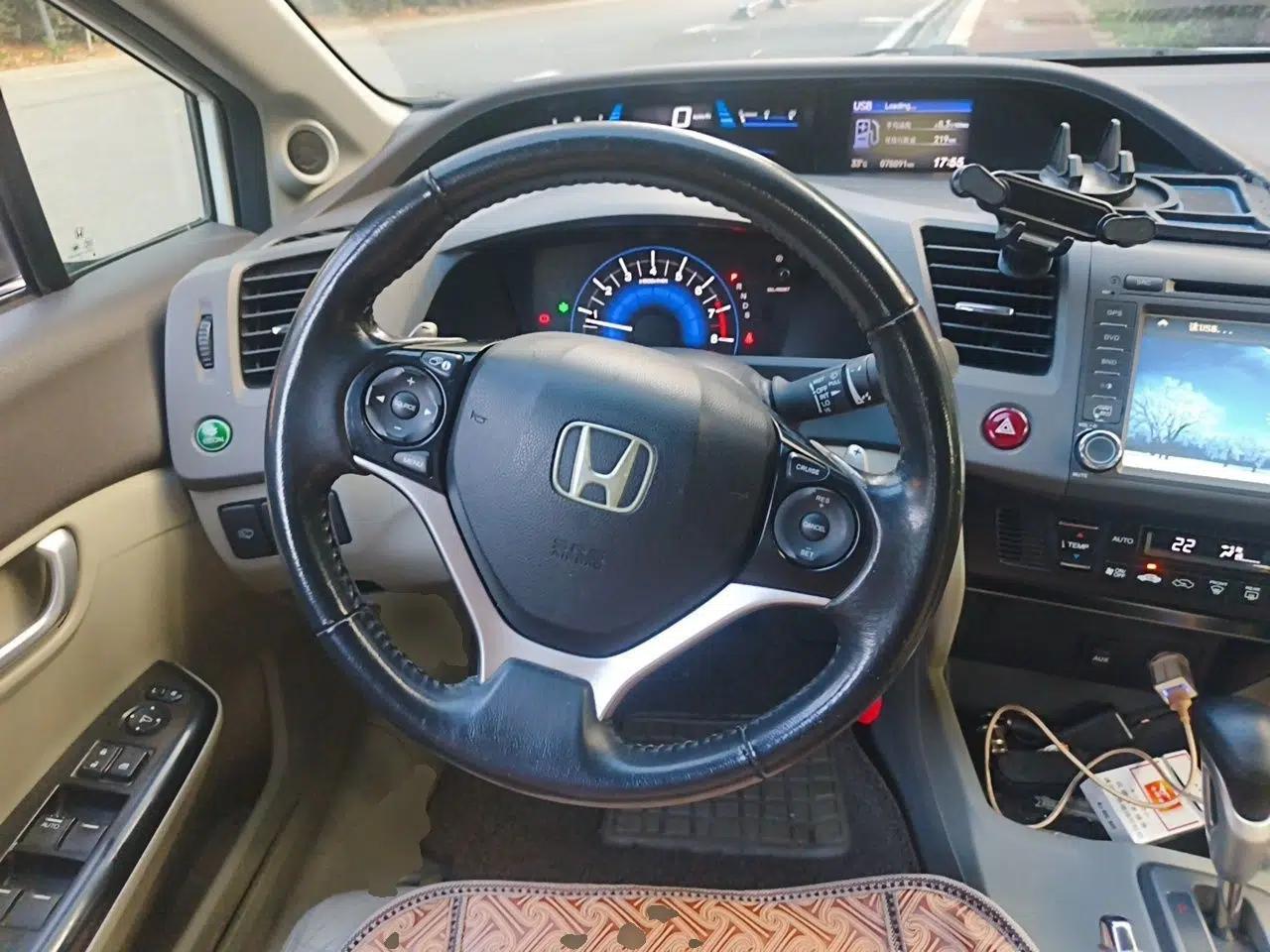 Honda Civic 2012 1.8L automatic luxury edition — миниатюра 10