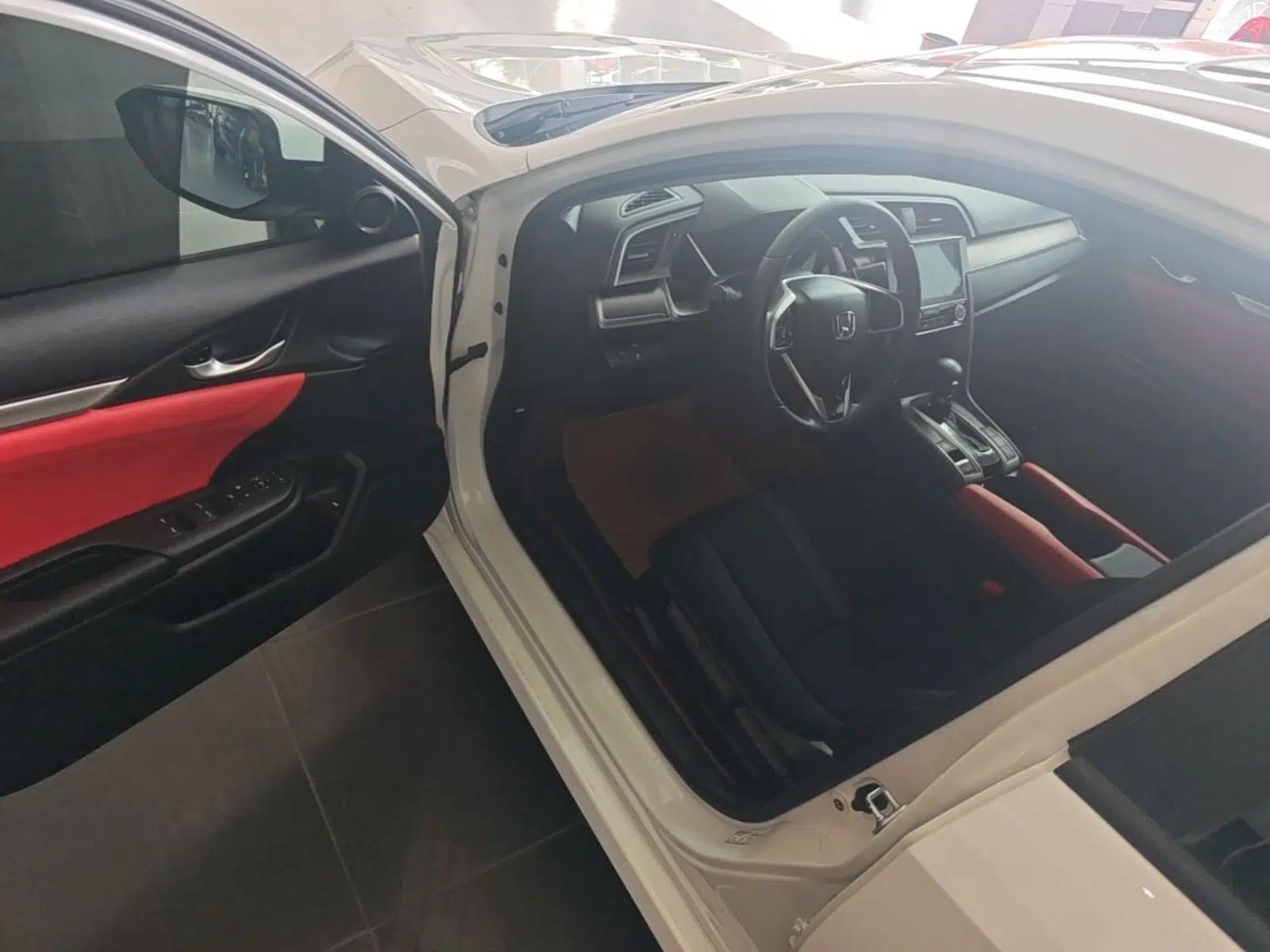 Honda Civic 2016 220TURBO CVT Luxury Edition — миниатюра 18