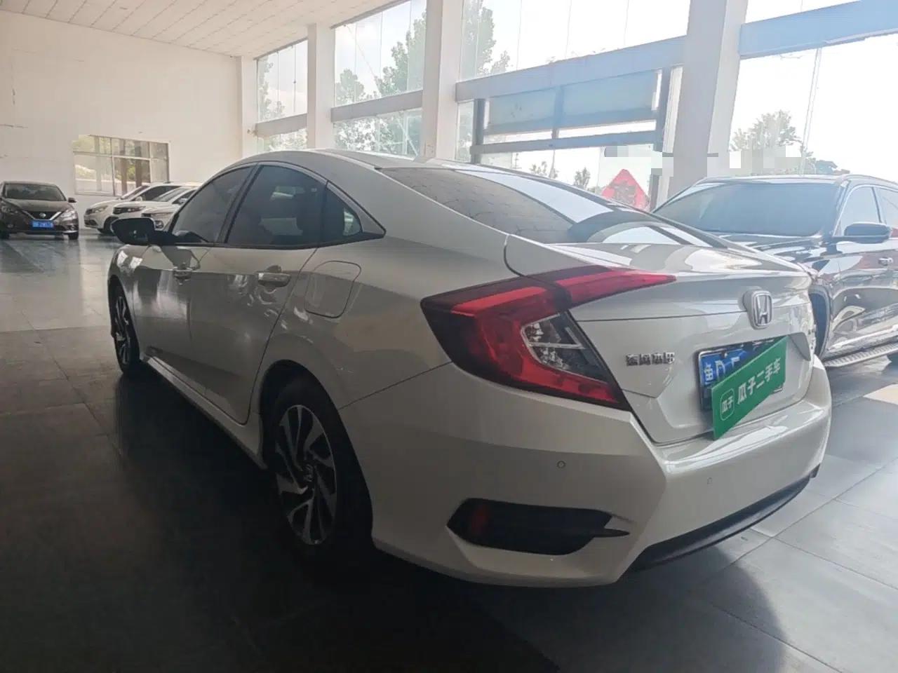 Honda Civic 2016 220TURBO CVT Luxury Edition — миниатюра 4