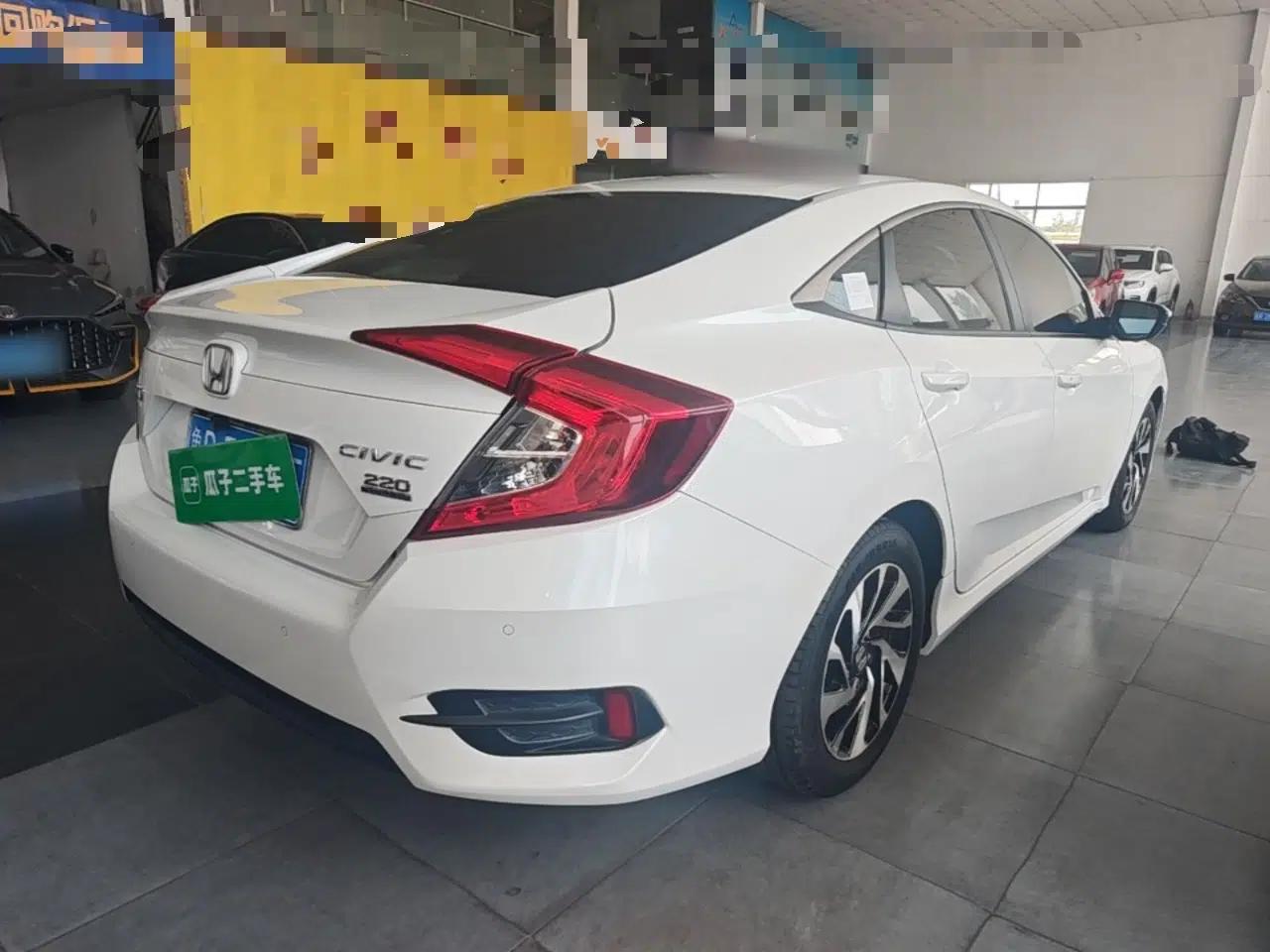 Honda Civic 2016 220TURBO CVT Luxury Edition — миниатюра 6
