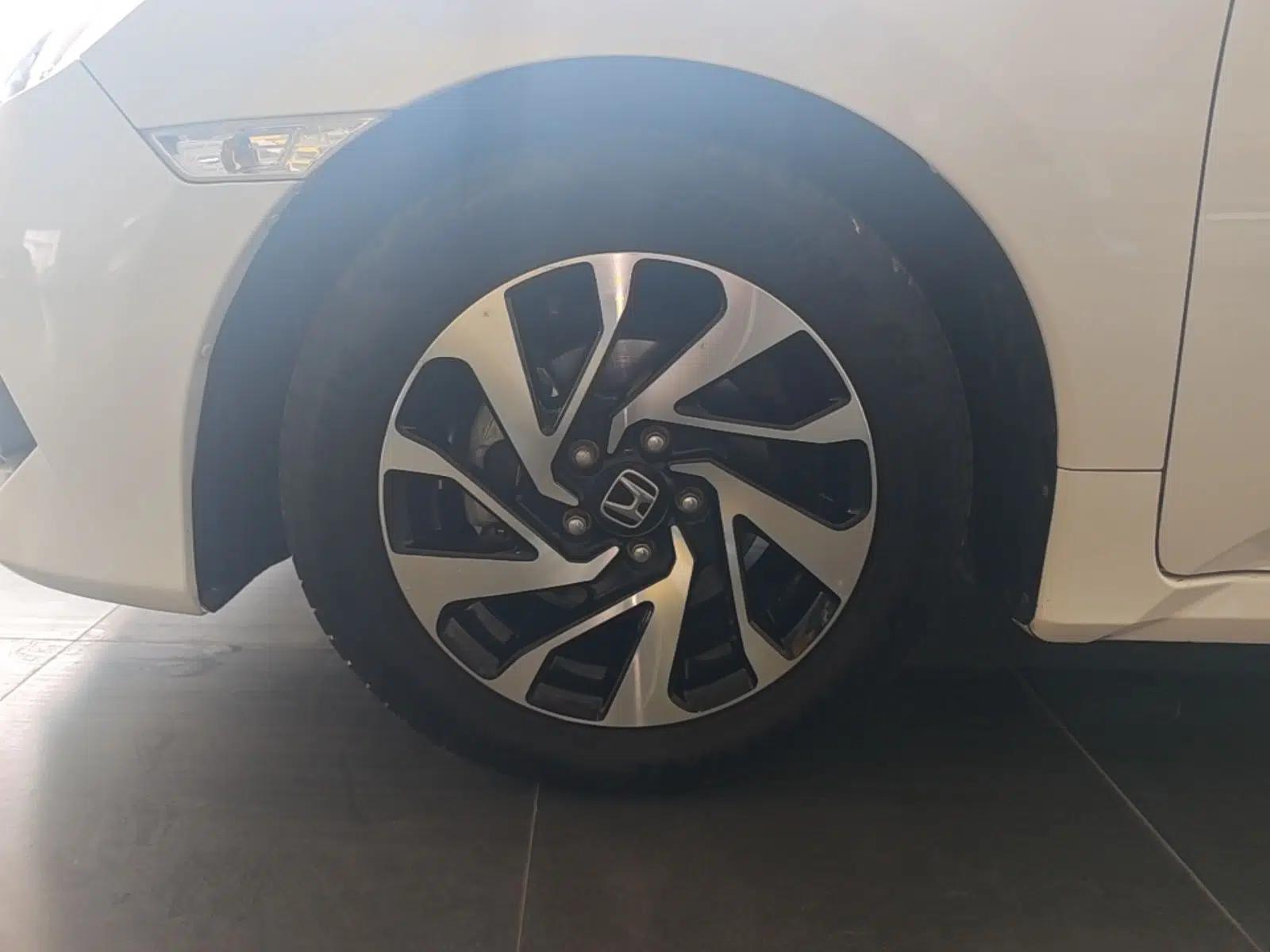 Honda Civic 2016 220TURBO CVT Luxury Edition — миниатюра 10