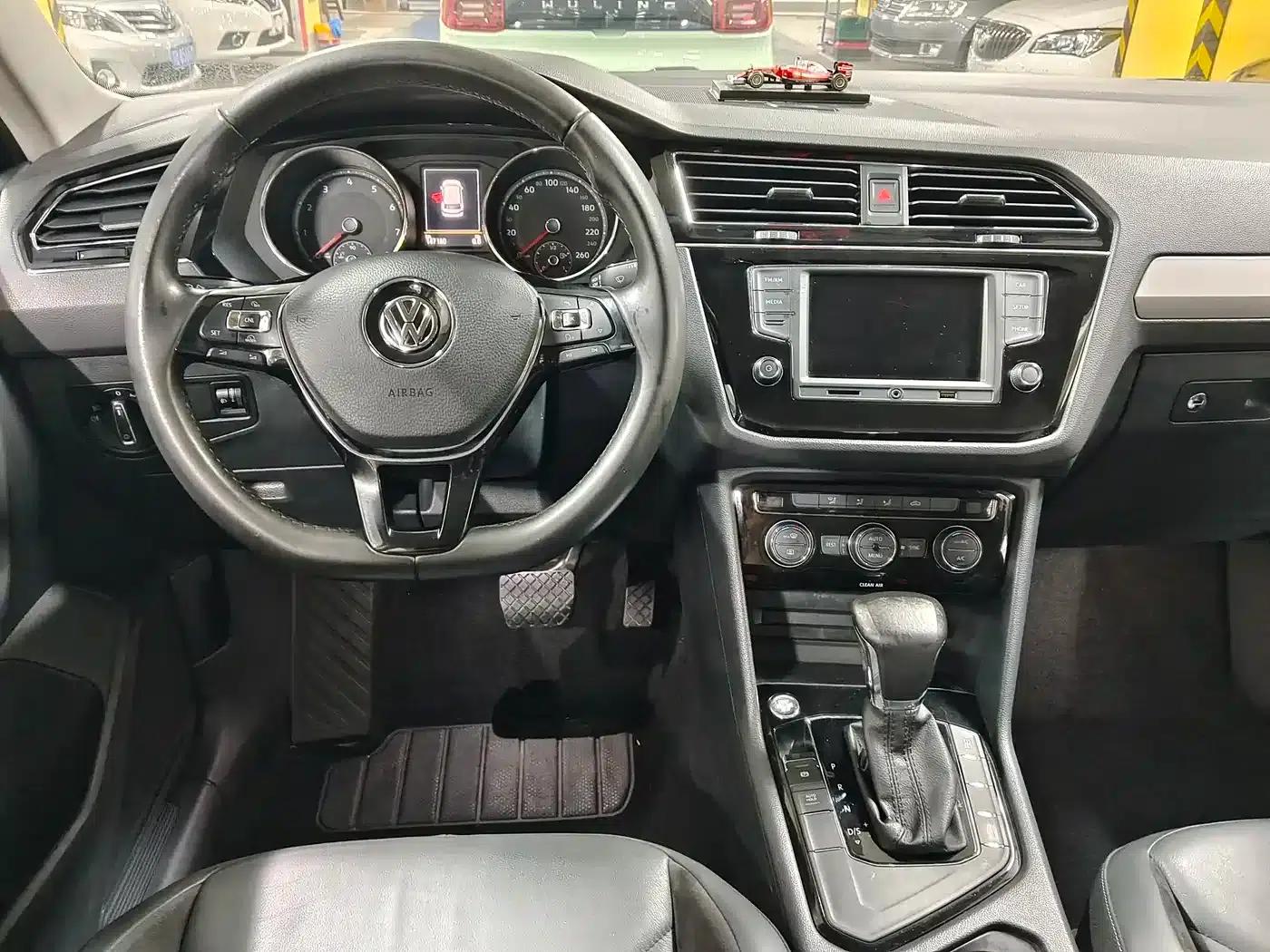 Tiguan L 2017 330TSI Automatic 2WD Comfort Edition — миниатюра 11
