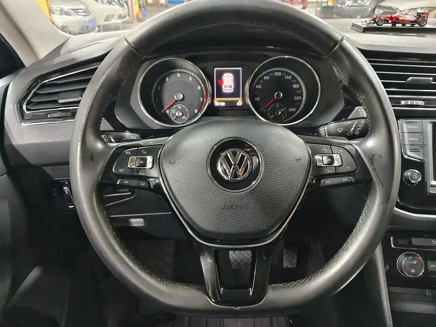 Tiguan L 2017 330TSI Automatic 2WD Comfort Edition — миниатюра 12