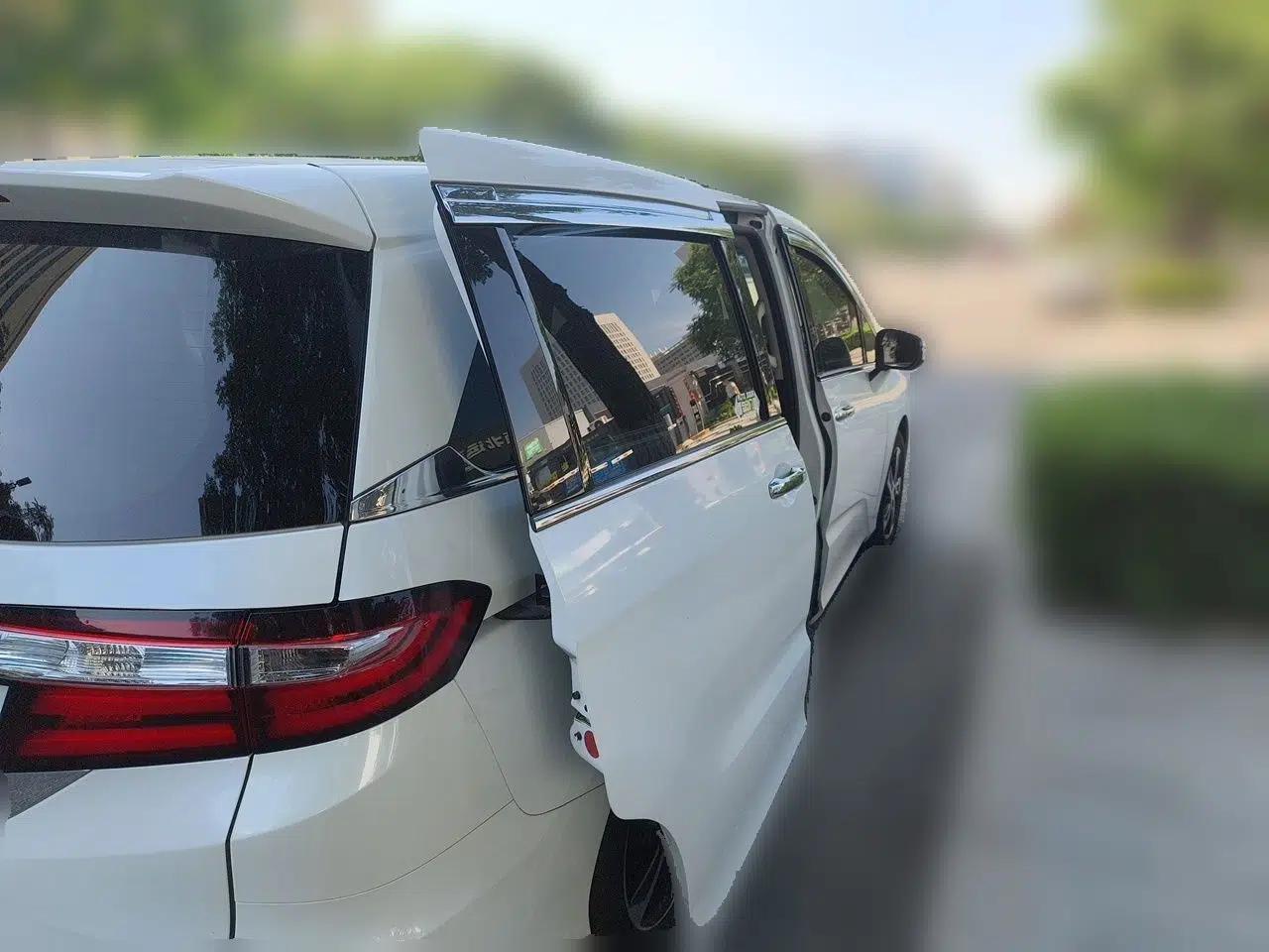 Honda Odyssey 2015 2.4L Smart Edition — миниатюра 6