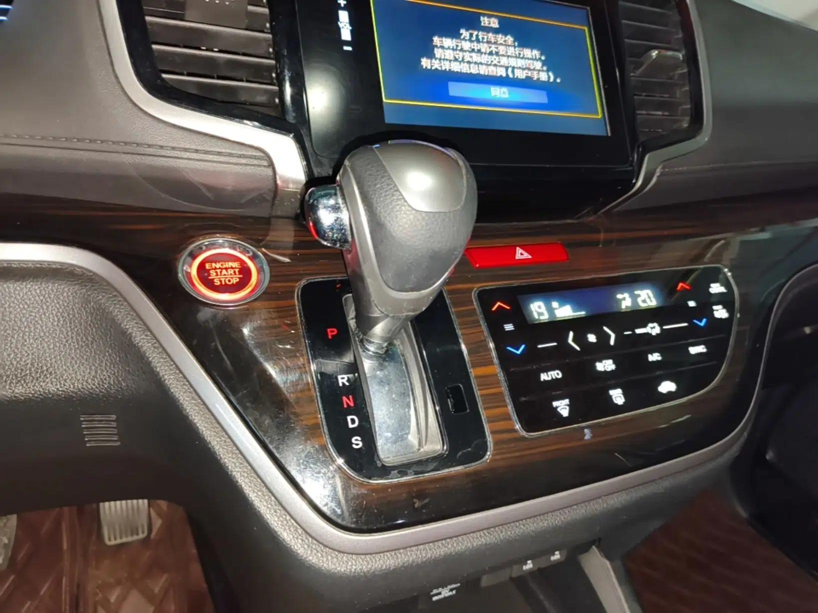 Honda Odyssey 2018 2.4L Luxury Edition — миниатюра 16