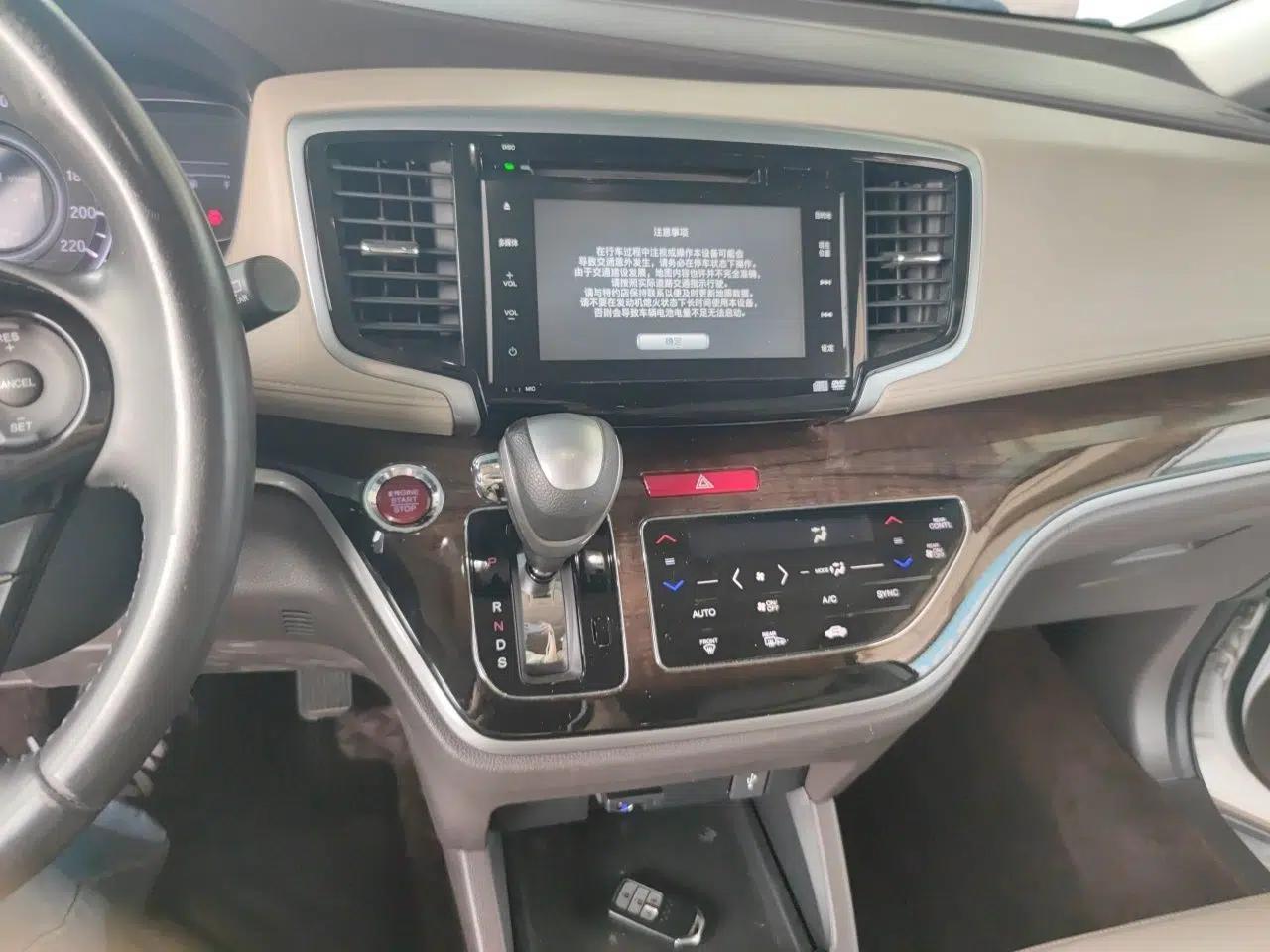 Honda Odyssey 2015 2.4L Supreme Edition — миниатюра 13