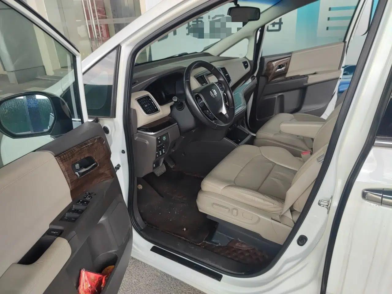 Honda Odyssey 2015 2.4L Supreme Edition — миниатюра 16