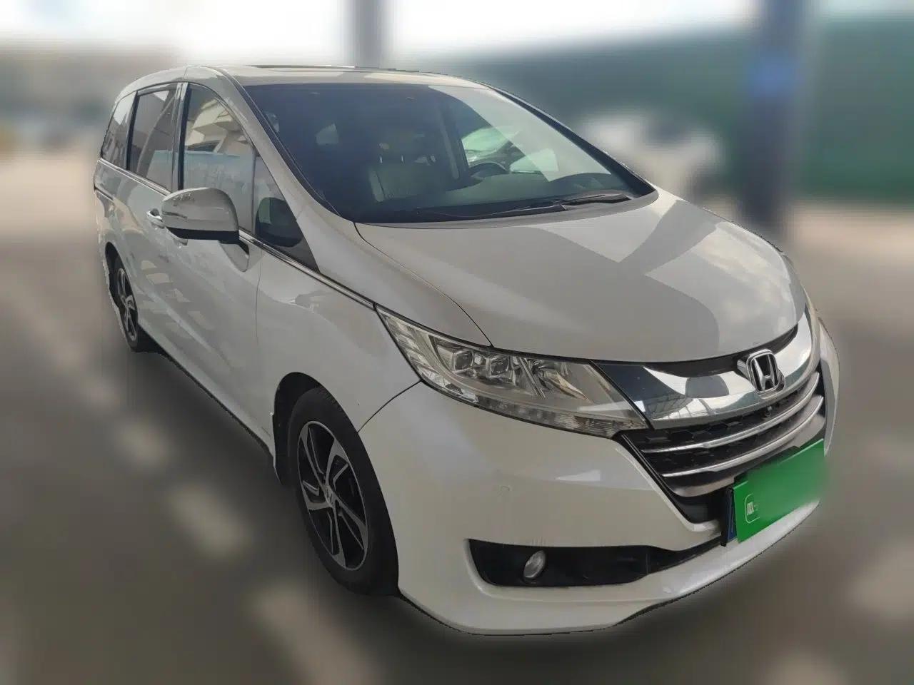 Honda Odyssey 2015 2.4L Supreme Edition — миниатюра 3