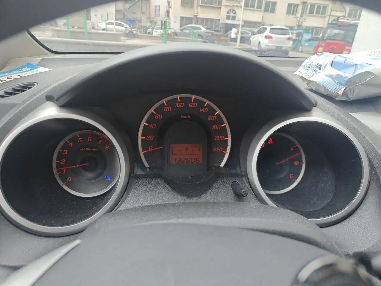 Honda Fit 2011 1.3L automatic comfort version — миниатюра 11