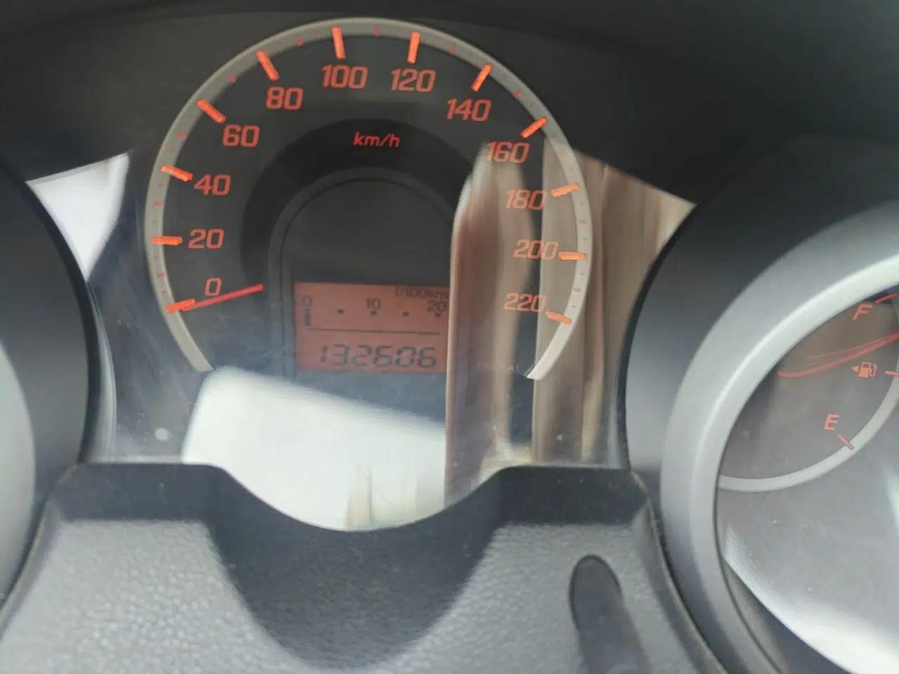 Honda Fit 2011 1.3L automatic comfort version — миниатюра 12
