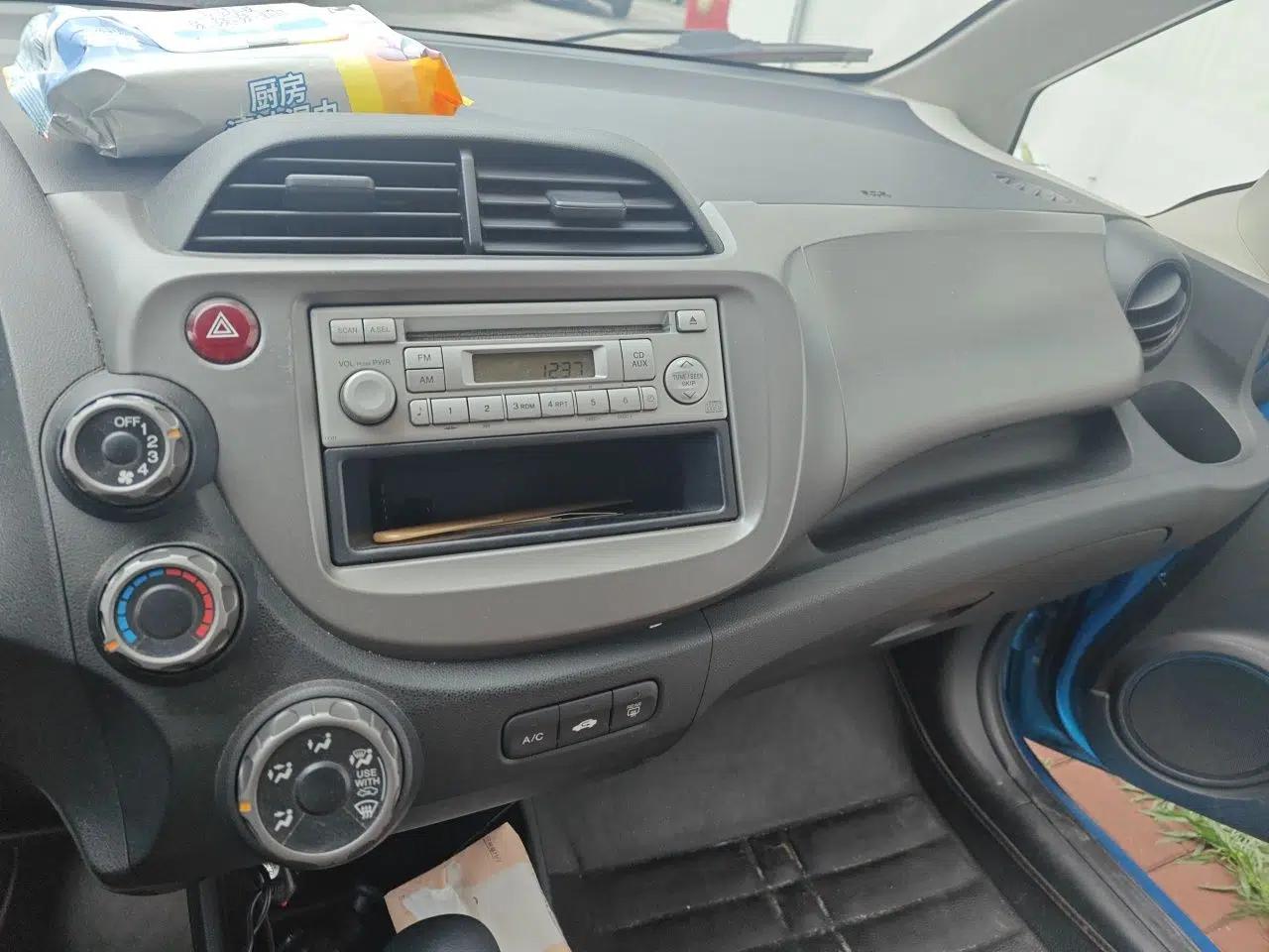 Honda Fit 2011 1.3L automatic comfort version — миниатюра 13