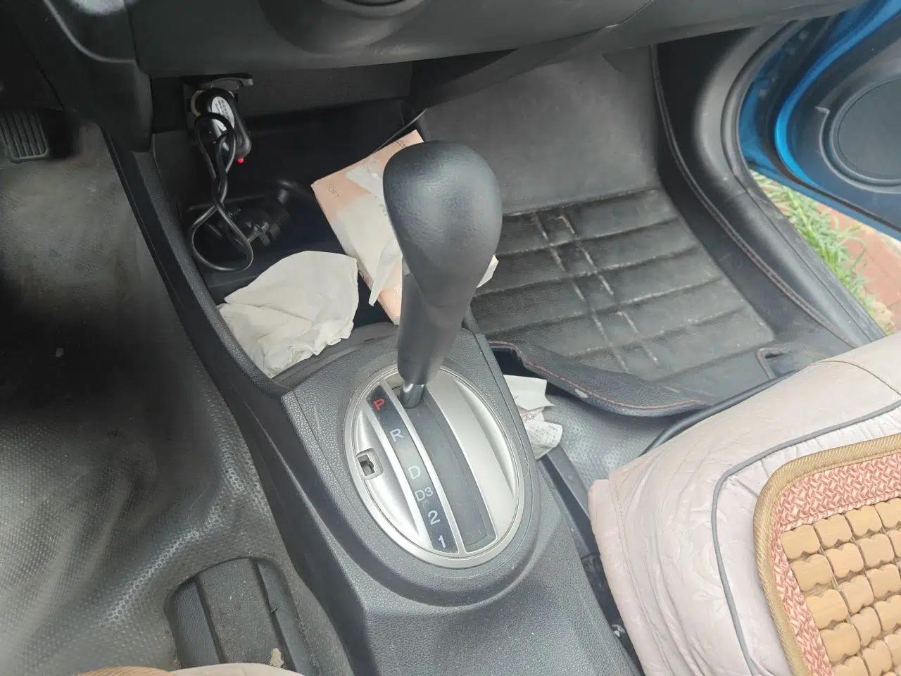Honda Fit 2011 1.3L automatic comfort version — миниатюра 14