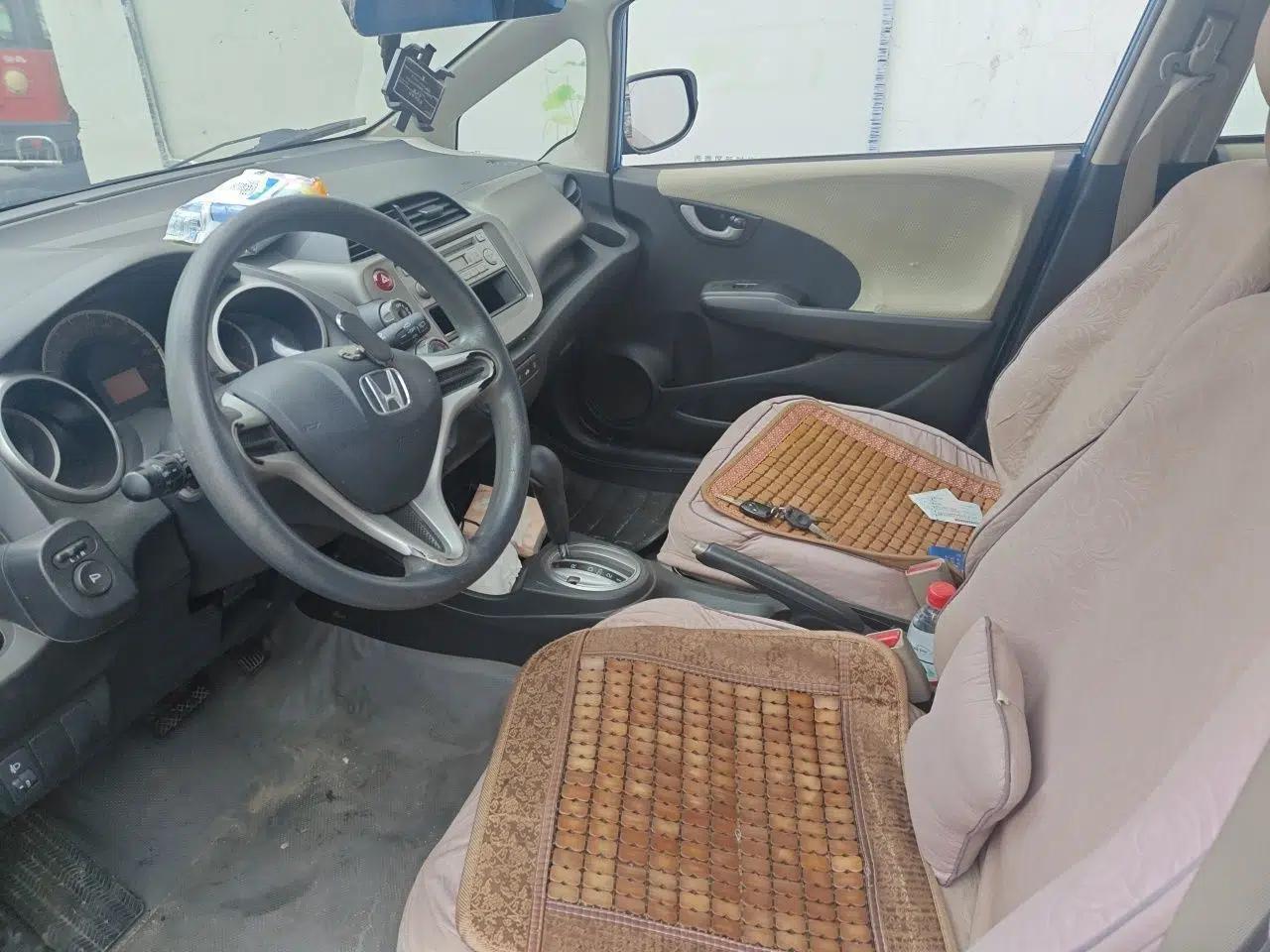 Honda Fit 2011 1.3L automatic comfort version — миниатюра 15