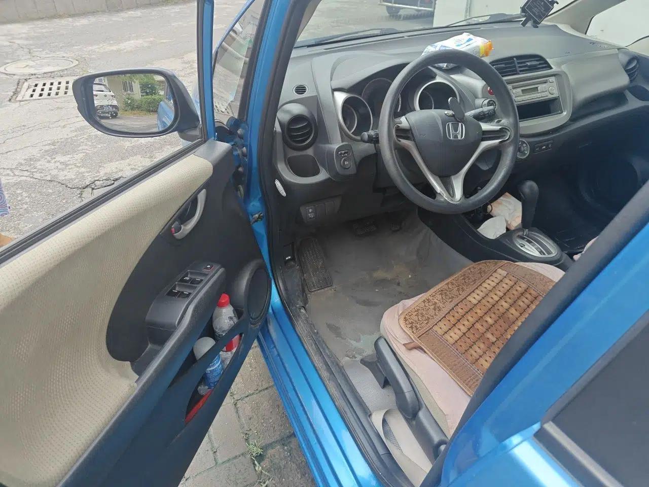 Honda Fit 2011 1.3L automatic comfort version — миниатюра 16