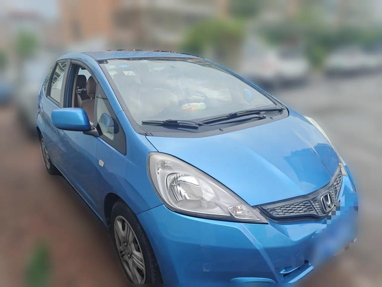 Honda Fit 2011 1.3L automatic comfort version — миниатюра 3