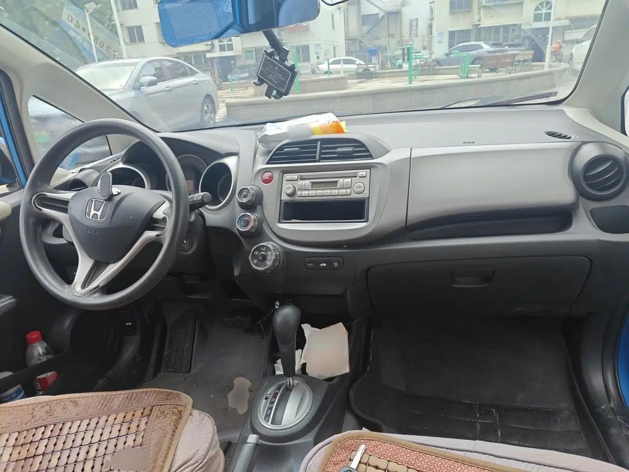 Honda Fit 2011 1.3L automatic comfort version — миниатюра 9
