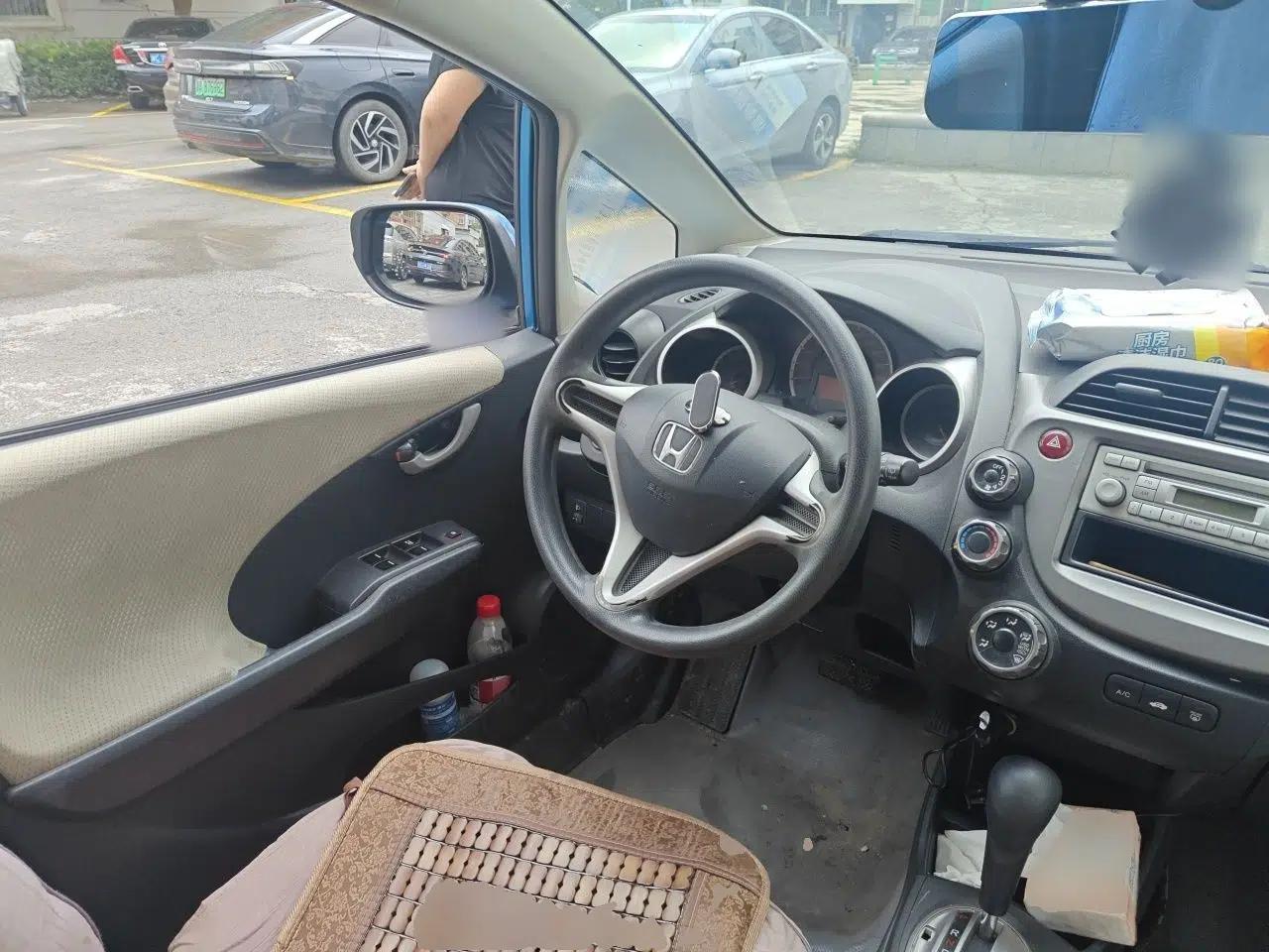 Honda Fit 2011 1.3L automatic comfort version — миниатюра 10