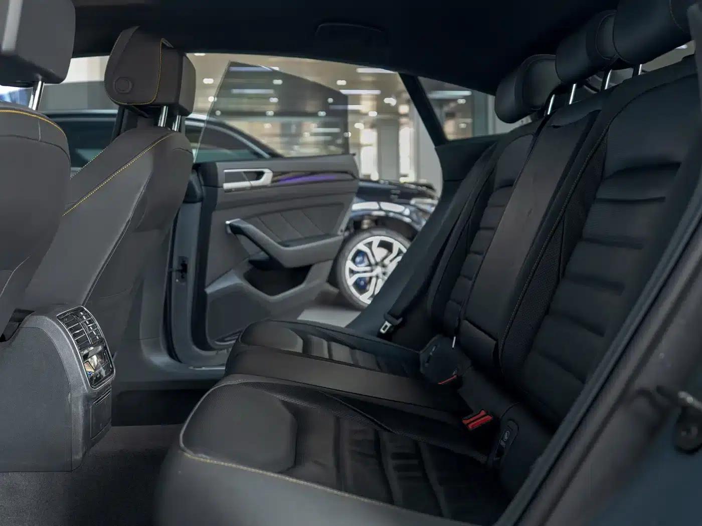 FAW-Volkswagen CC 2025 380TSI Striking Popular Edition — миниатюра 12