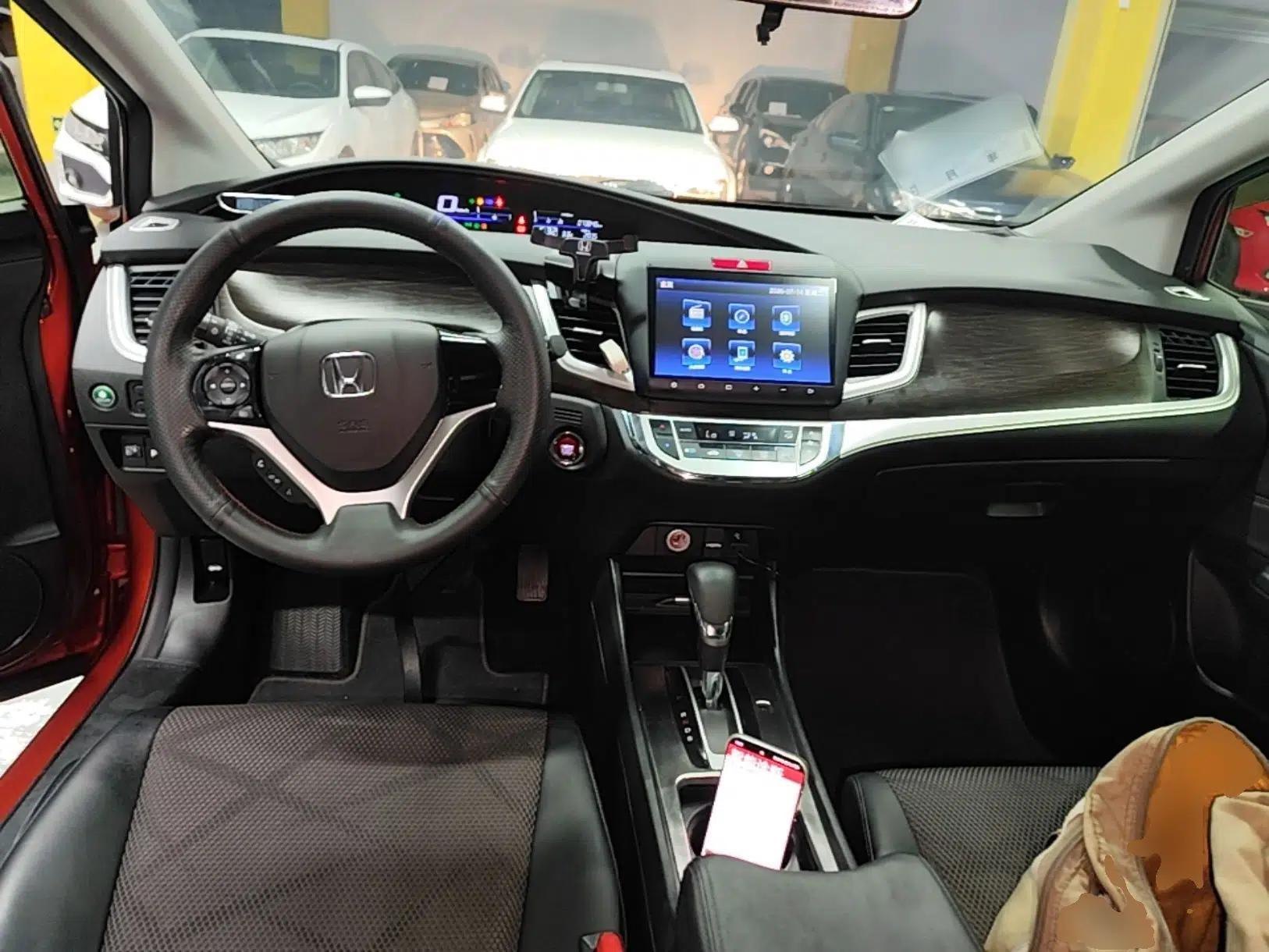 Honda Jade 2016 1.8L Automatic Comfort Elite Version 5 Seats — миниатюра 17