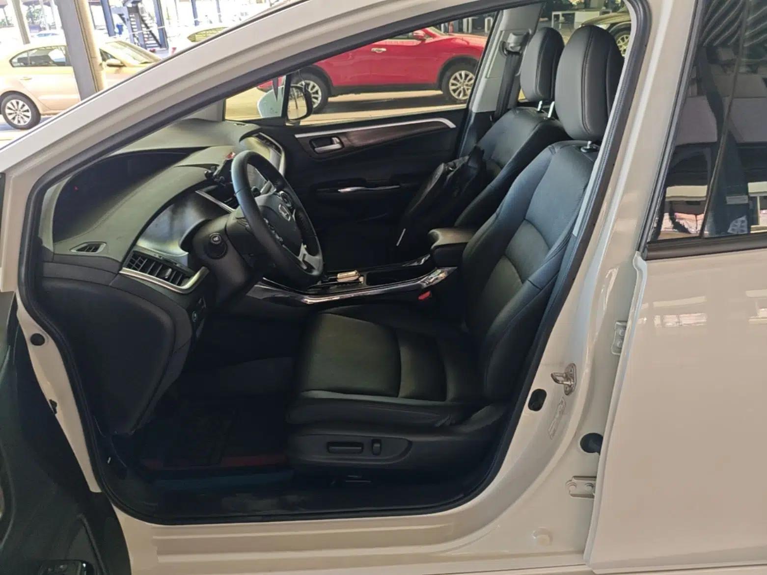 Honda Jade 2017 210 TURBO CVT Luxury Edition 5 Seats — миниатюра 22