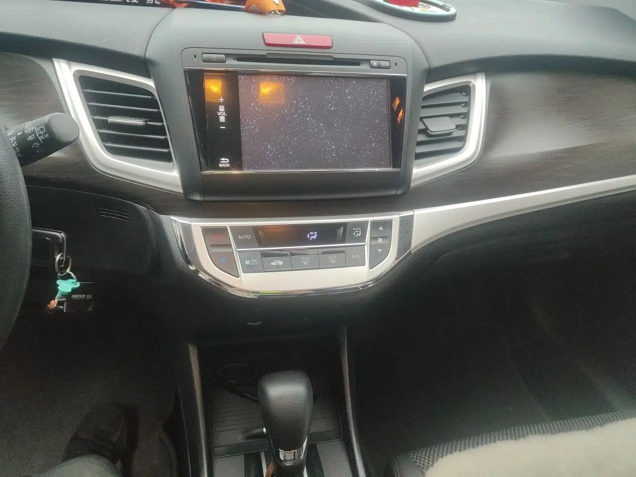 Honda Jade 2013 1.8L automatic Comfort version 5 seats — миниатюра 13
