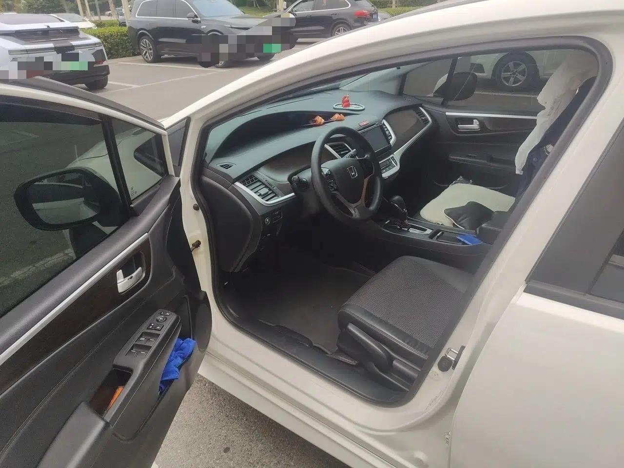 Honda Jade 2013 1.8L automatic Comfort version 5 seats — миниатюра 16