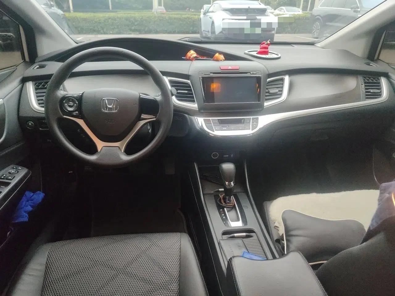 Honda Jade 2013 1.8L automatic Comfort version 5 seats — миниатюра 9