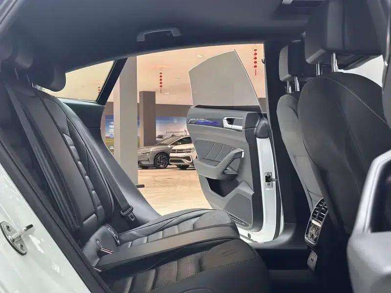 Volkswagen CC 2023 380TSI Striking Edition — миниатюра 10