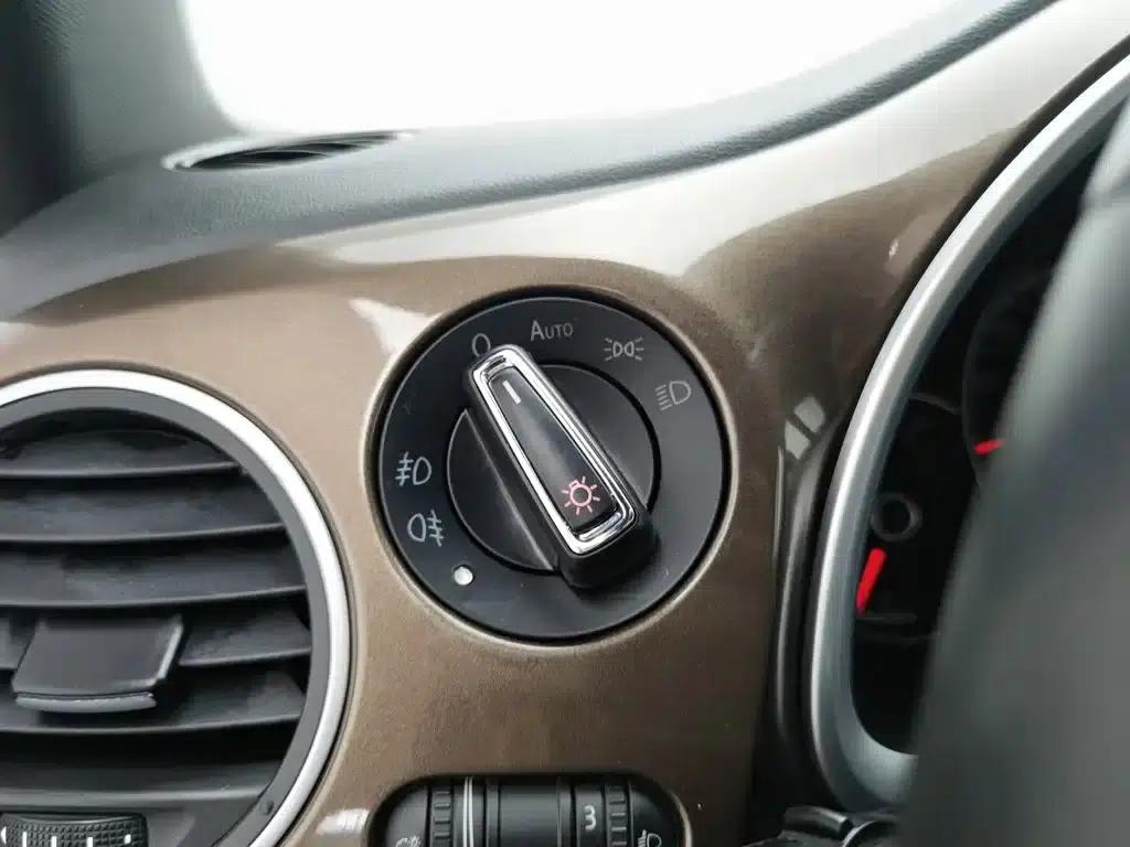 2013 Volkswagen Beetle 1.4TSI Fashion Edition — миниатюра 21