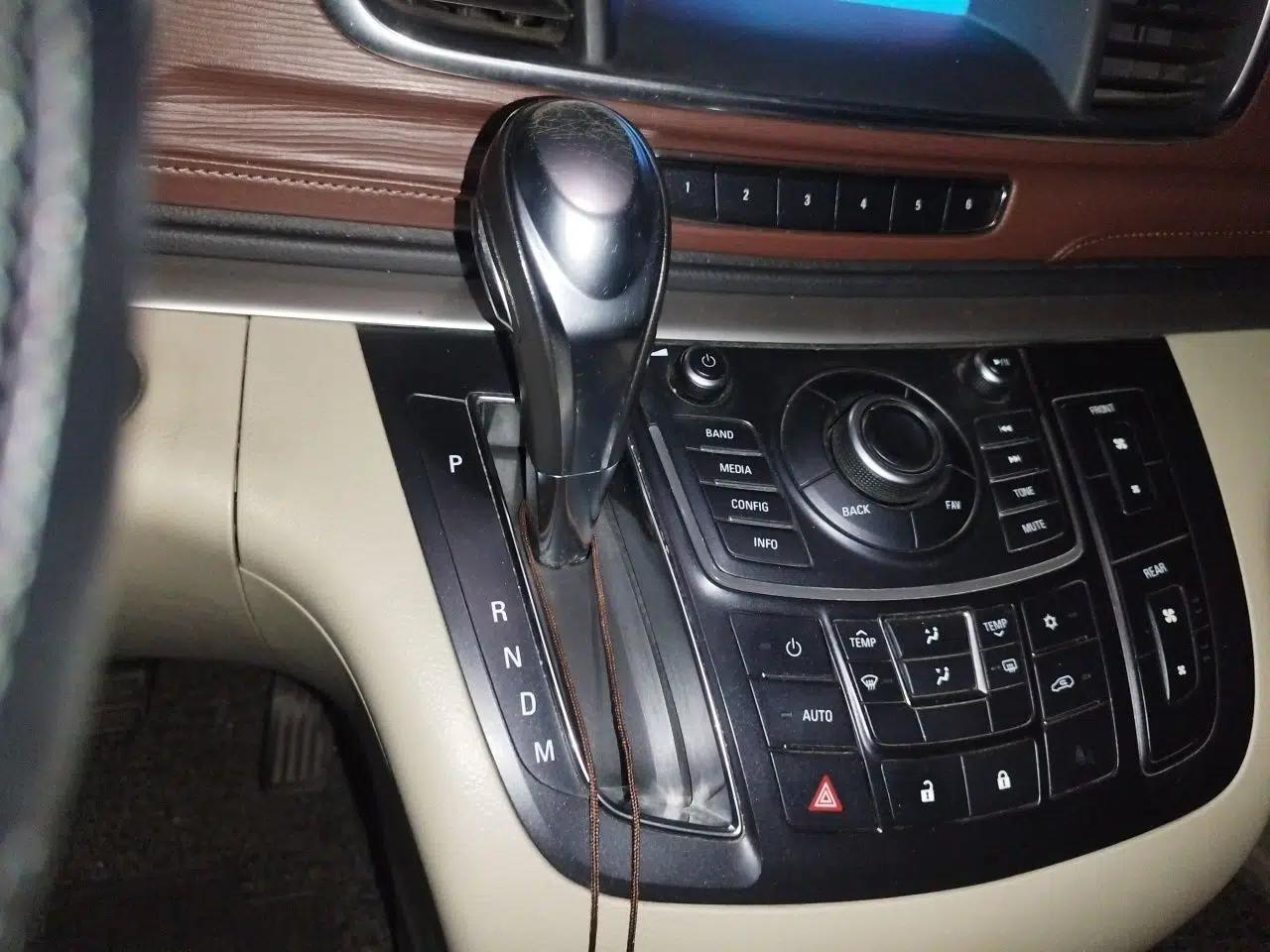 Buick GL8 2015 2.4L Luxury Business Premium Edition — миниатюра 14